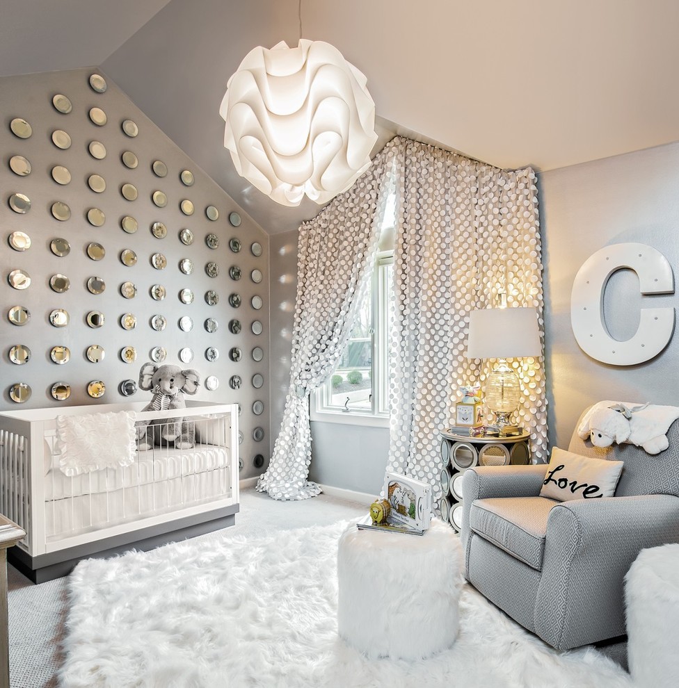 Идея дизайна: нейтральная комната для малыша: освещение в стиле неоклассика (современная классика) с серыми стенами, ковровым покрытием и серым полом