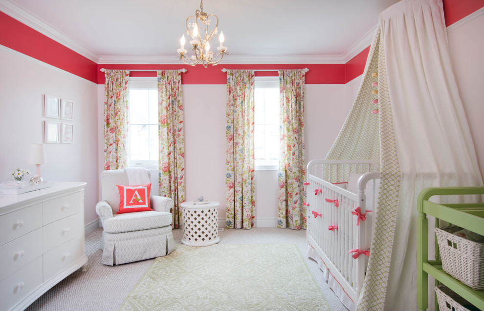 Foto di una cameretta per neonata shabby-chic style con pareti rosa