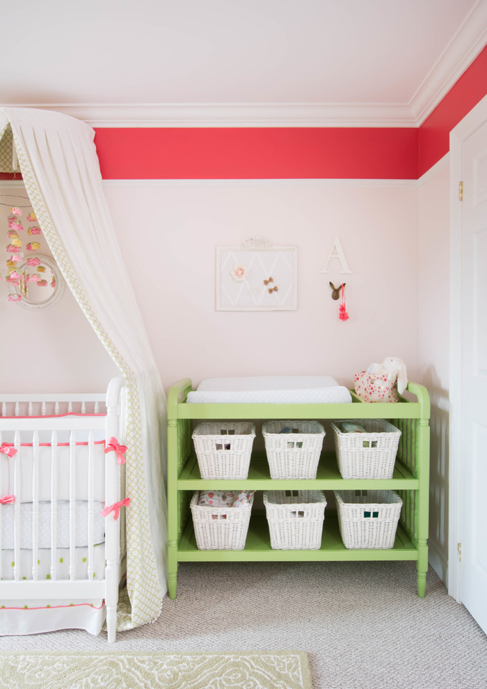 Свежая идея для дизайна: комната для малыша в стиле шебби-шик с розовыми стенами для девочки - отличное фото интерьера