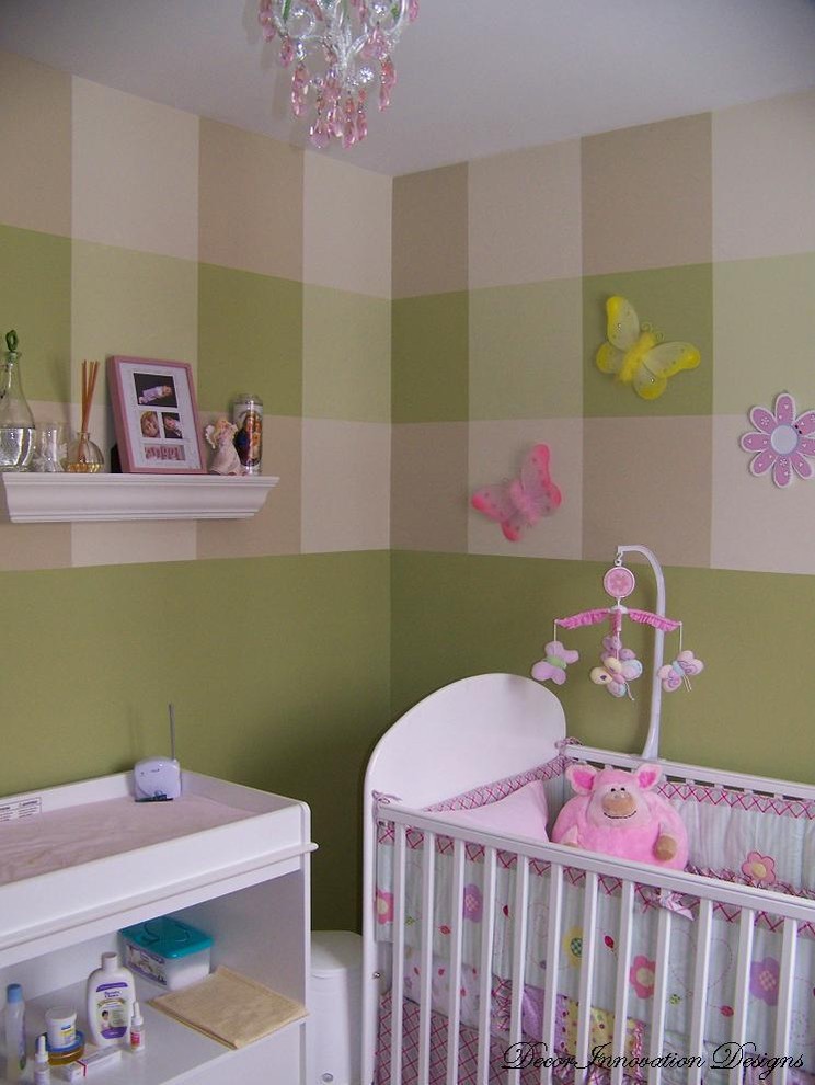 Cette photo montre une petite chambre de bébé fille romantique avec un mur vert et sol en stratifié.