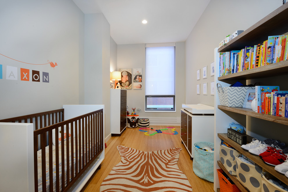 Идея дизайна: нейтральная комната для малыша в современном стиле с серыми стенами, паркетным полом среднего тона и оранжевым полом