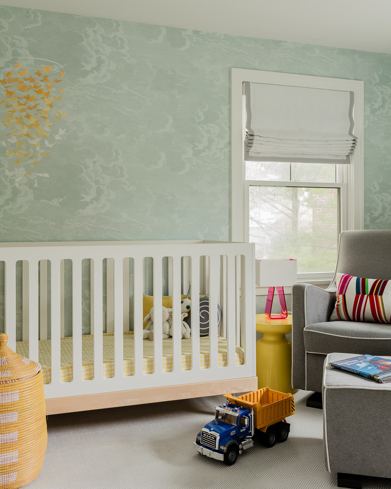 Neutrales Modernes Babyzimmer mit blauer Wandfarbe, Teppichboden und grauem Boden in Boston