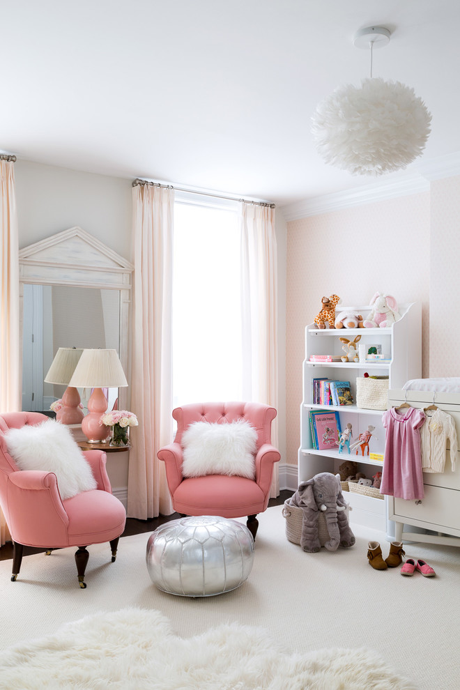 ニューヨークにある中くらいなトランジショナルスタイルのおしゃれな赤ちゃん部屋 (ピンクの壁、カーペット敷き、女の子用、白い床) の写真