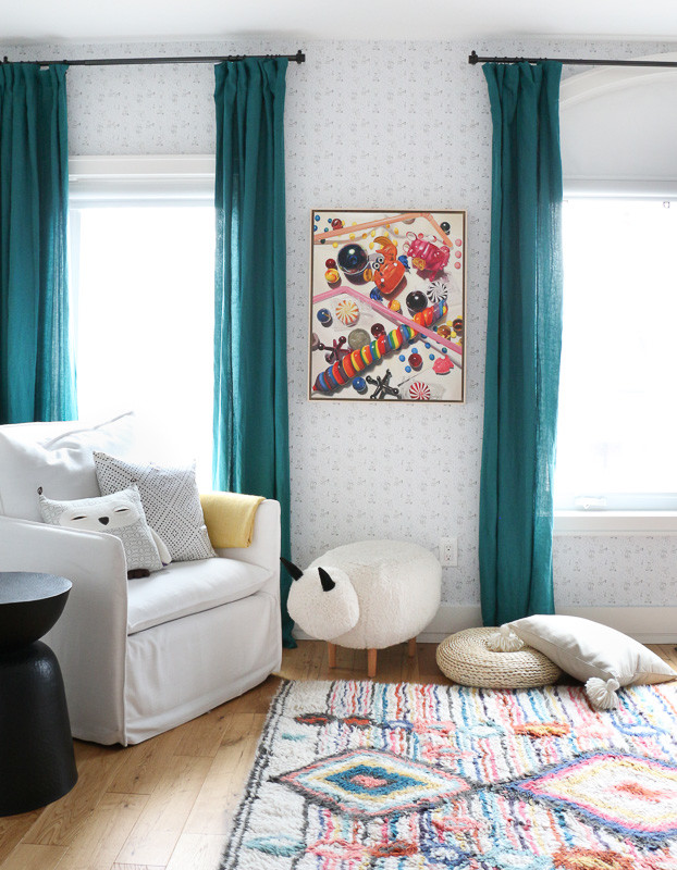 Aménagement d'une chambre de bébé neutre moderne de taille moyenne avec un mur blanc, parquet clair et un sol beige.