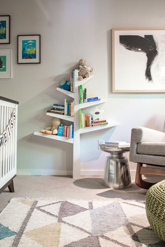 На фото: нейтральная комната для малыша в стиле ретро с серыми стенами, ковровым покрытием и бежевым полом