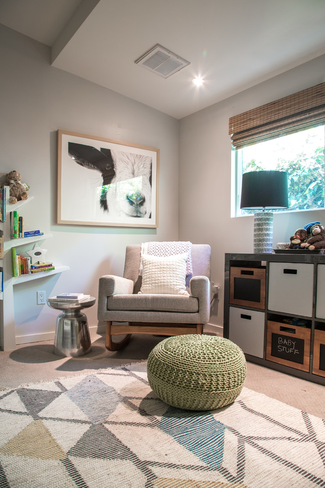 Diseño de habitación de bebé neutra vintage con paredes grises, moqueta y suelo beige