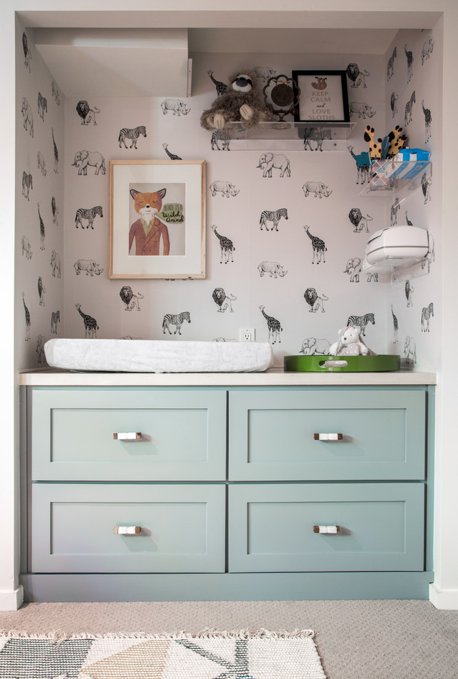 Modelo de habitación de bebé neutra retro con paredes grises, moqueta y suelo beige