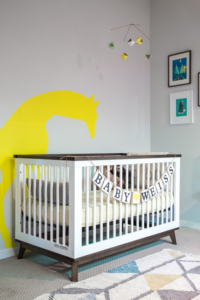 На фото: нейтральная комната для малыша в стиле ретро с серыми стенами, ковровым покрытием и бежевым полом