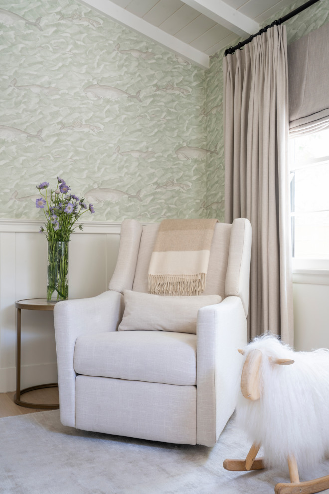 Ejemplo de habitación de bebé neutra clásica renovada de tamaño medio con paredes blancas, suelo de madera clara, suelo beige, vigas vistas y boiserie