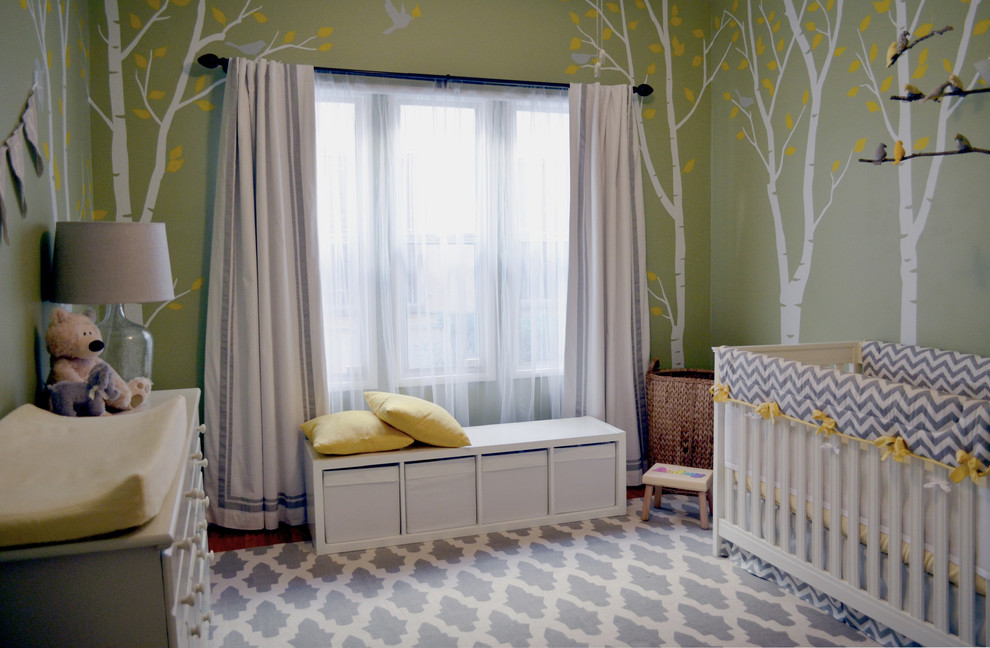 На фото: нейтральная комната для малыша среднего размера в стиле неоклассика (современная классика) с зелеными стенами и ковровым покрытием