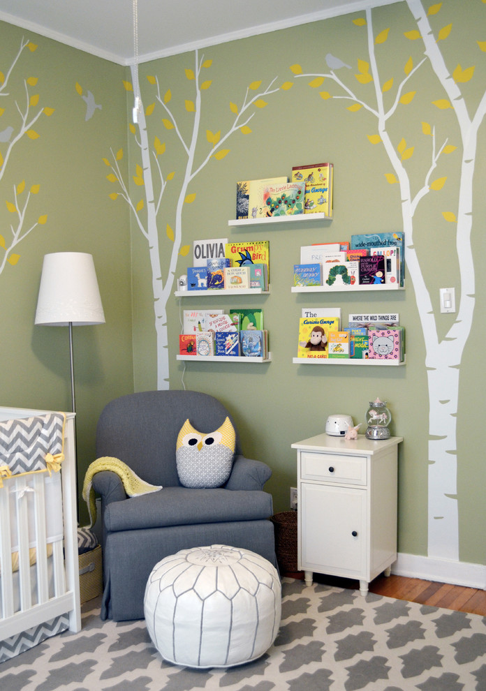 На фото: нейтральная комната для малыша среднего размера в стиле неоклассика (современная классика) с зелеными стенами и ковровым покрытием с