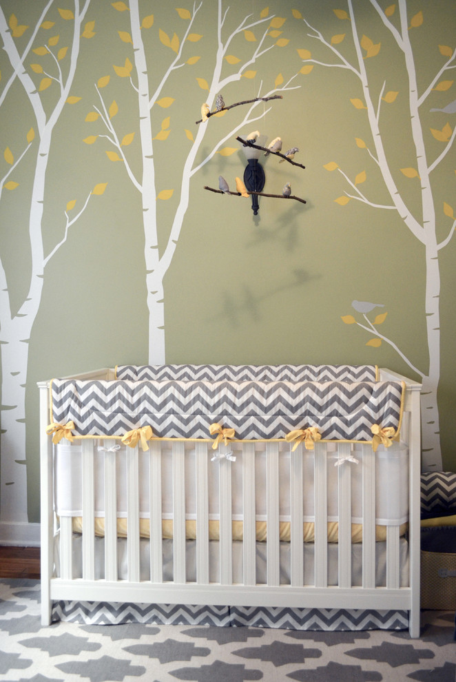 Foto de habitación de bebé neutra clásica renovada de tamaño medio con paredes verdes y moqueta