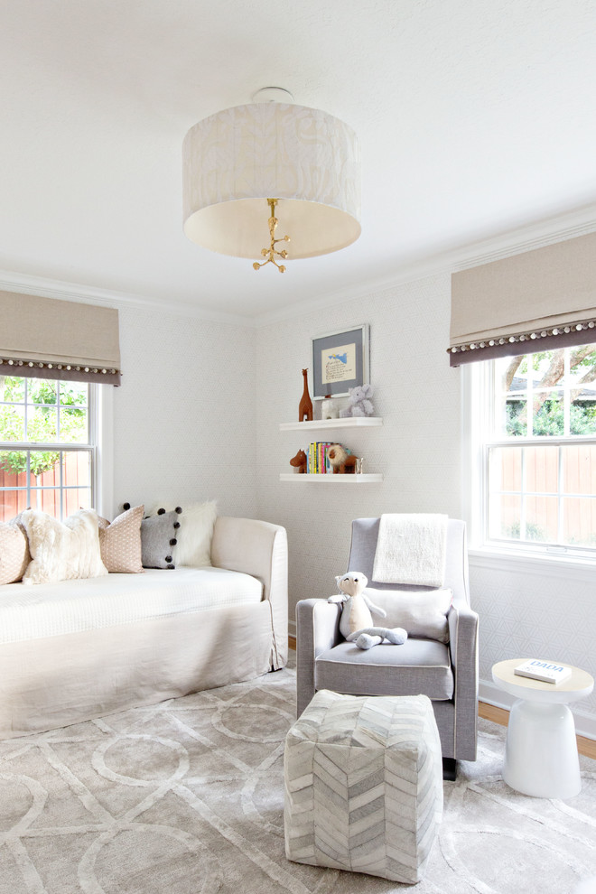 Inspiration pour une chambre de bébé neutre traditionnelle de taille moyenne avec parquet clair et un mur gris.