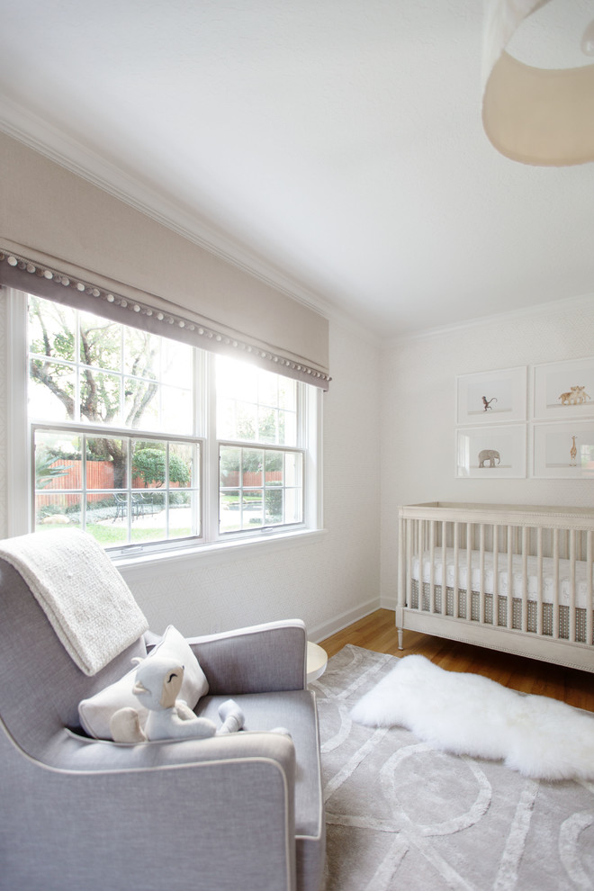 Идея дизайна: нейтральная комната для малыша среднего размера в стиле неоклассика (современная классика) с серыми стенами и светлым паркетным полом