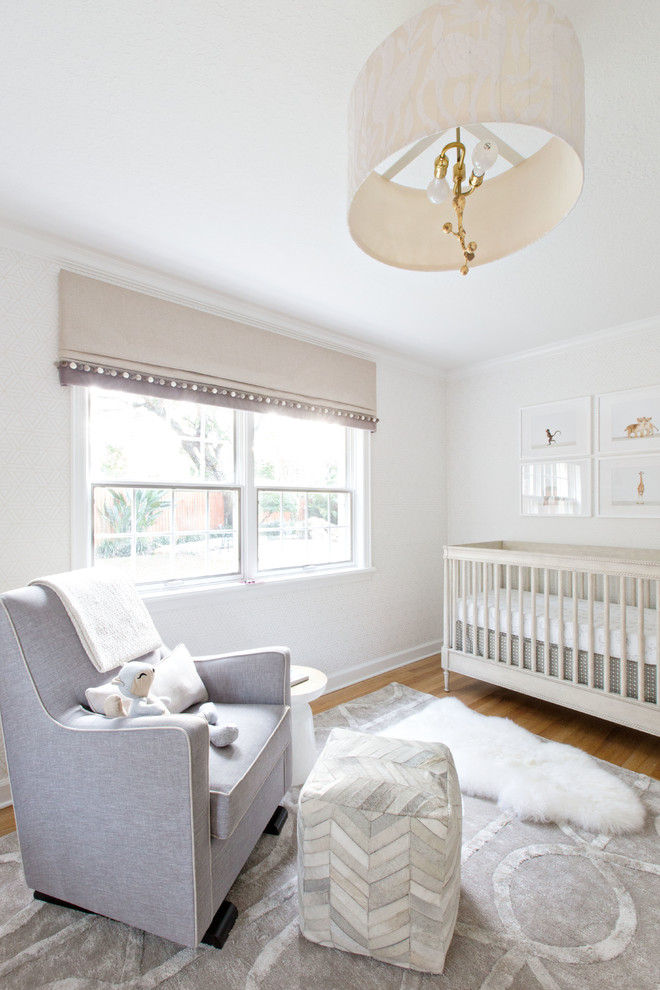 На фото: нейтральная комната для малыша среднего размера в стиле неоклассика (современная классика) с серыми стенами и светлым паркетным полом с
