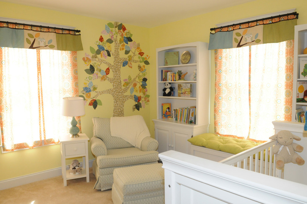 Exemple d'une chambre de bébé neutre chic de taille moyenne avec un mur jaune, moquette et un sol beige.