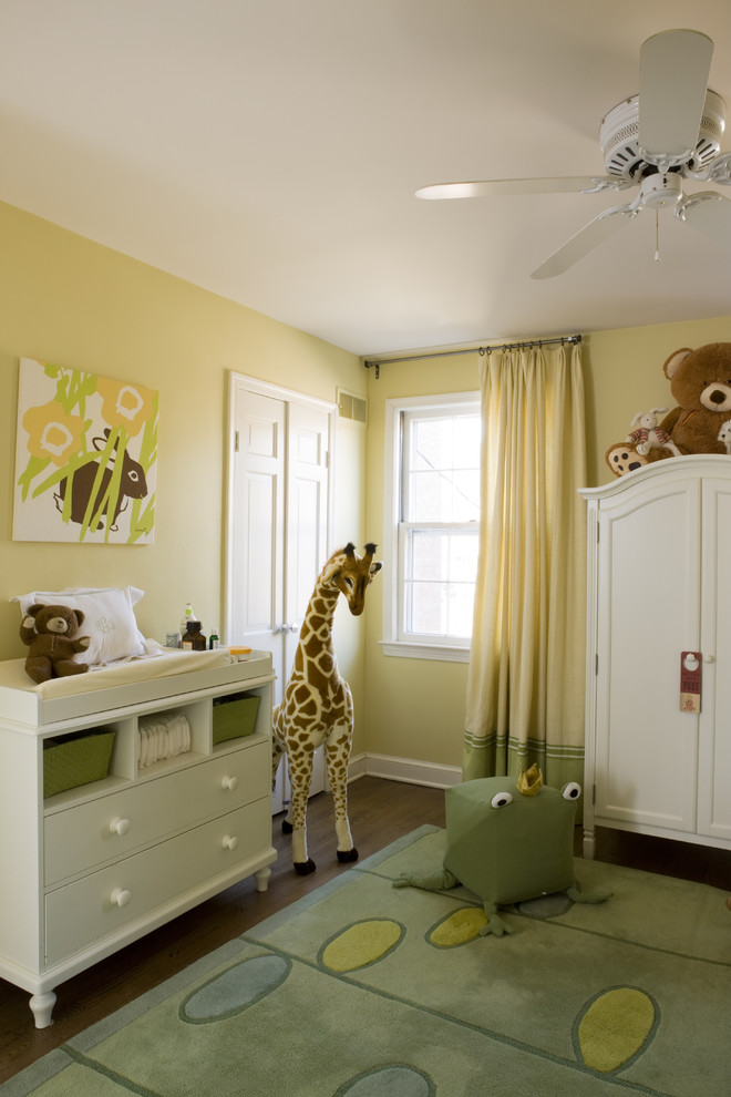 Modelo de habitación de bebé neutra clásica renovada con paredes amarillas y suelo de madera oscura
