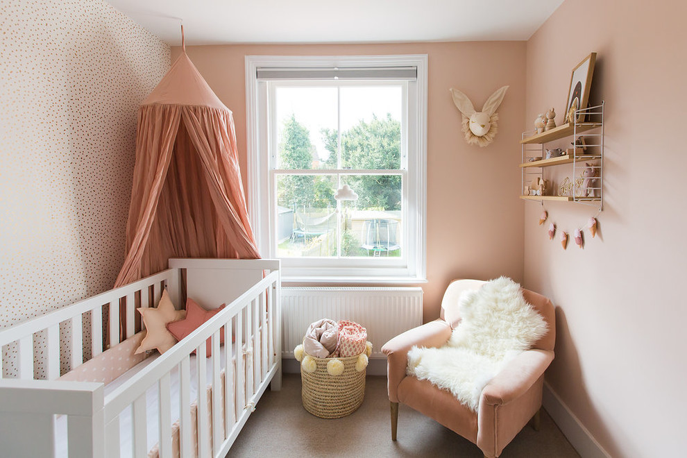 Стильный дизайн: маленькая комната для малыша в скандинавском стиле с розовыми стенами, ковровым покрытием и бежевым полом для девочки, на участке и в саду - последний тренд