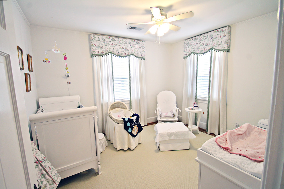 Imagen de habitación de bebé niña clásica renovada con suelo de madera en tonos medios
