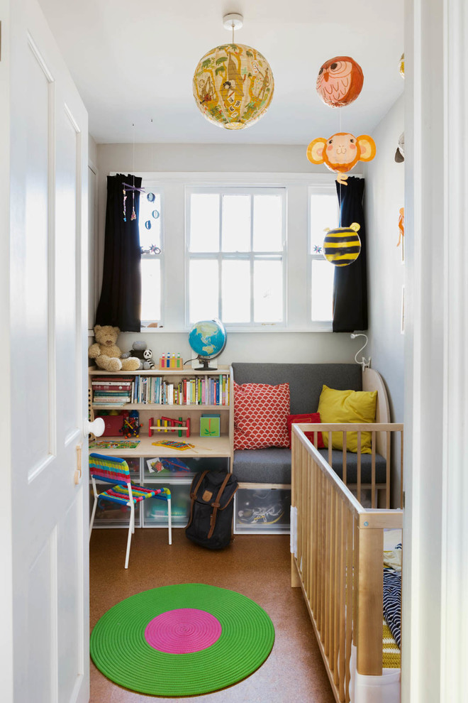 ロンドンにある小さな北欧スタイルのおしゃれな赤ちゃん部屋 (男女兼用、茶色い床、白い壁) の写真