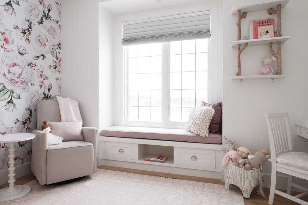 Modelo de habitación de bebé niña clásica pequeña con paredes blancas