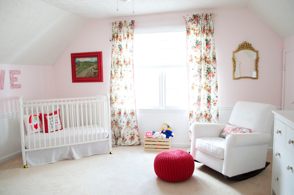 Aménagement d'une chambre de bébé classique avec un sol beige.