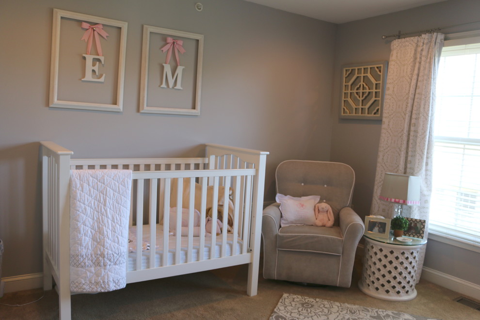 Стильный дизайн: комната для малыша среднего размера в скандинавском стиле с серыми стенами и ковровым покрытием для девочки - последний тренд