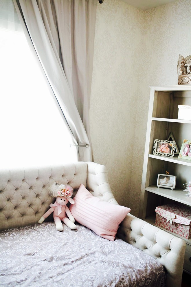 Источник вдохновения для домашнего уюта: комната для малыша среднего размера в современном стиле с серыми стенами и темным паркетным полом для девочки