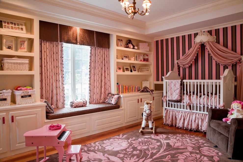 Geräumiges Klassisches Babyzimmer mit rosa Wandfarbe und braunem Holzboden in Boston