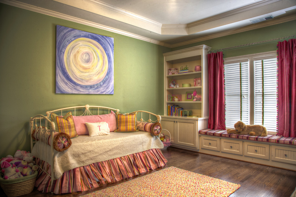 Idee per una cameretta per neonata classica di medie dimensioni con pareti verdi e pavimento in legno massello medio