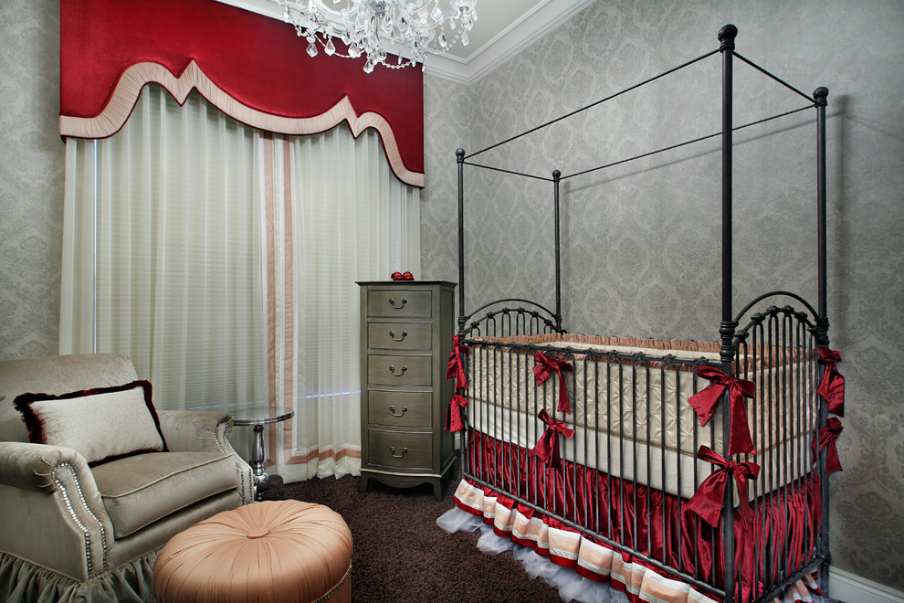Свежая идея для дизайна: комната для малыша среднего размера в классическом стиле с серыми стенами и ковровым покрытием для девочки - отличное фото интерьера