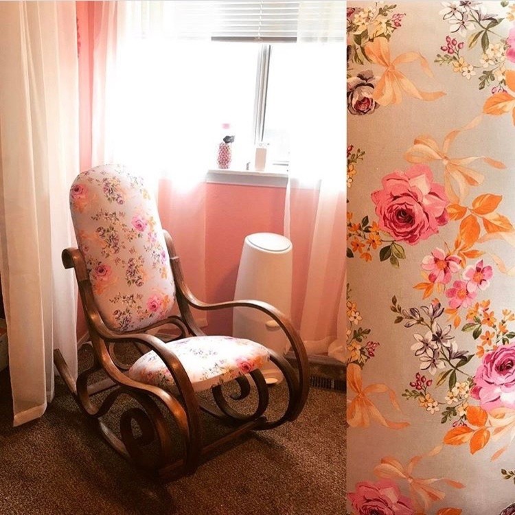 Kleines Modernes Babyzimmer mit rosa Wandfarbe, Teppichboden und beigem Boden in Denver