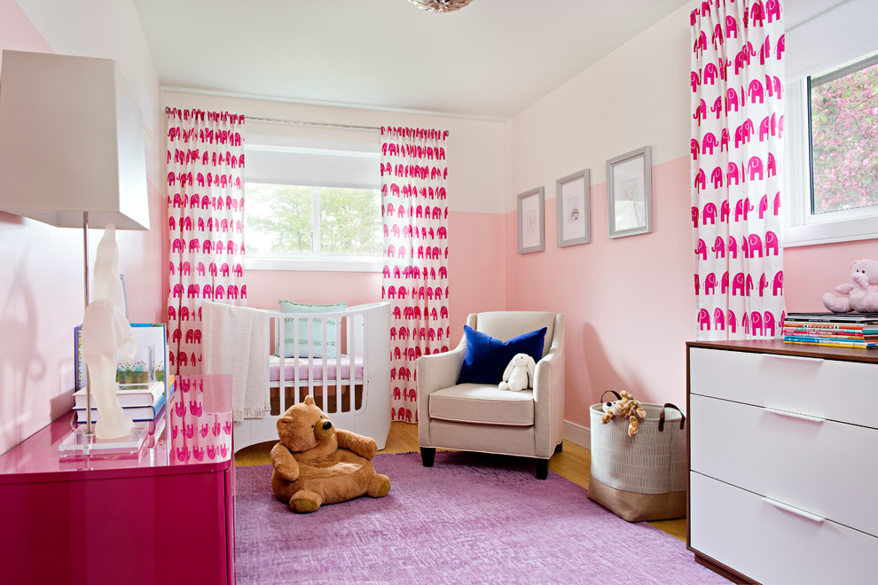 Inspiration för ett mellanstort vintage babyrum, med rosa väggar, ljust trägolv och lila golv