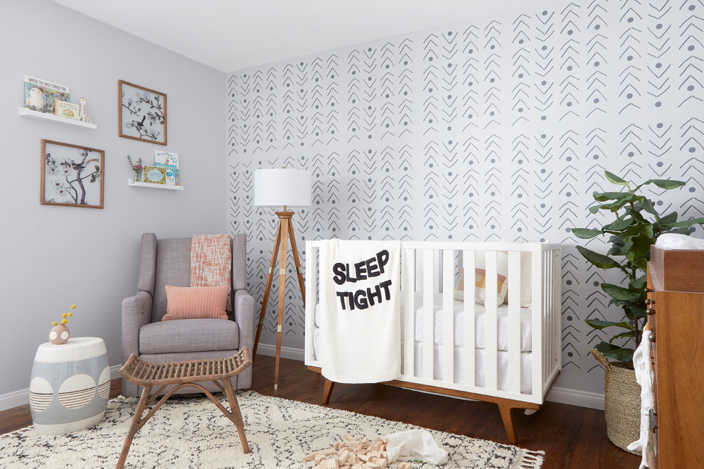 Ejemplo de habitación de bebé niña escandinava de tamaño medio con paredes grises, suelo de madera oscura y suelo marrón
