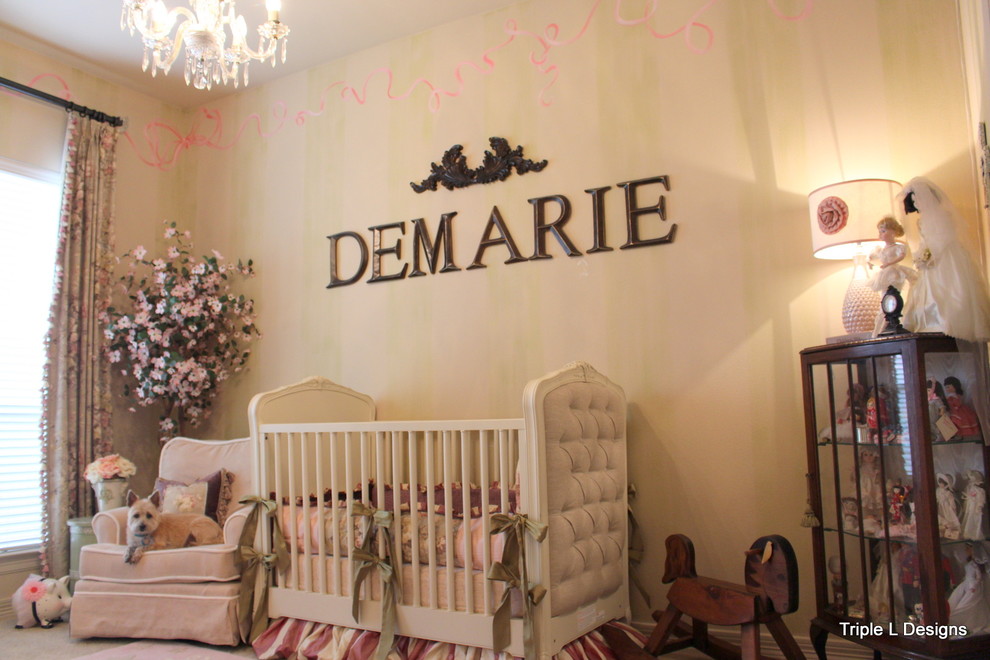 Diseño de habitación de bebé niña industrial de tamaño medio con paredes verdes, moqueta y suelo beige