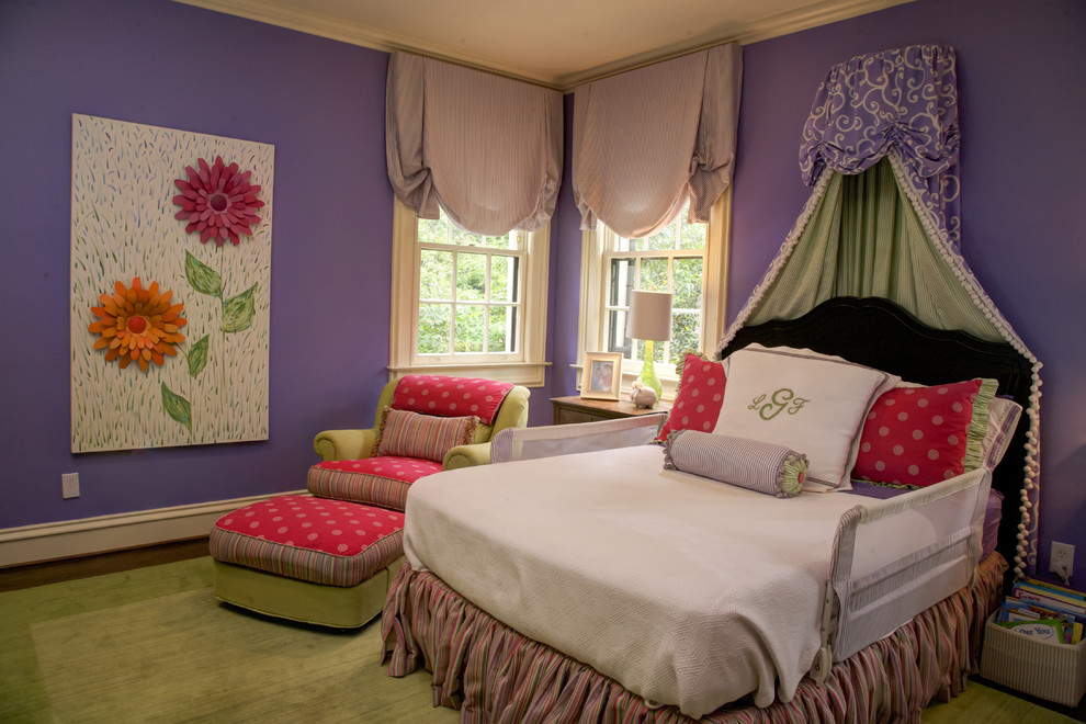 Idee per una cameretta per neonata chic di medie dimensioni con pareti viola e pavimento in legno massello medio