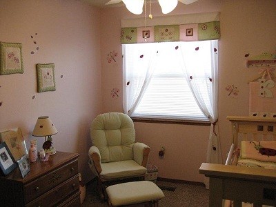 Inspiration pour une chambre de bébé fille traditionnelle de taille moyenne avec un mur rose et moquette.