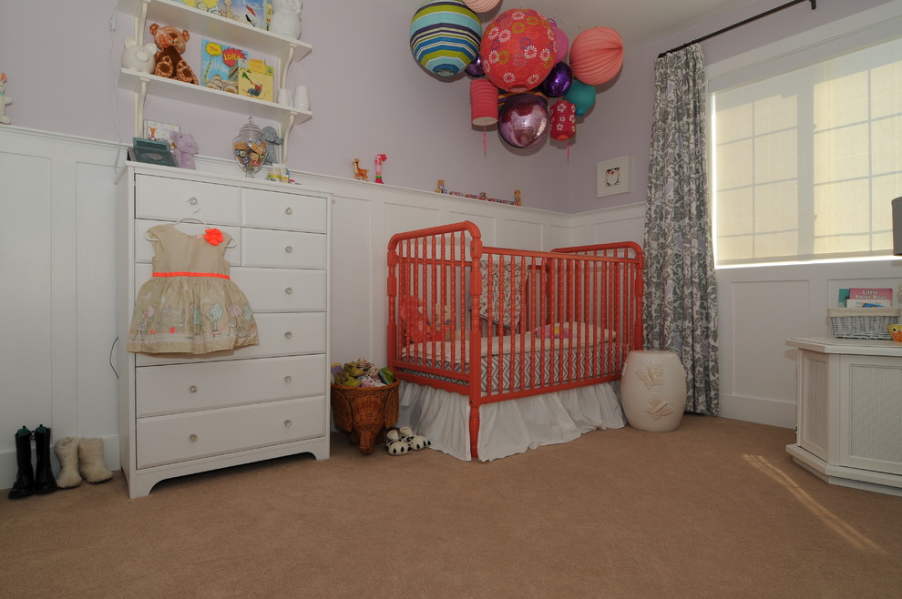 Immagine di una cameretta per neonata chic di medie dimensioni con pareti viola e moquette
