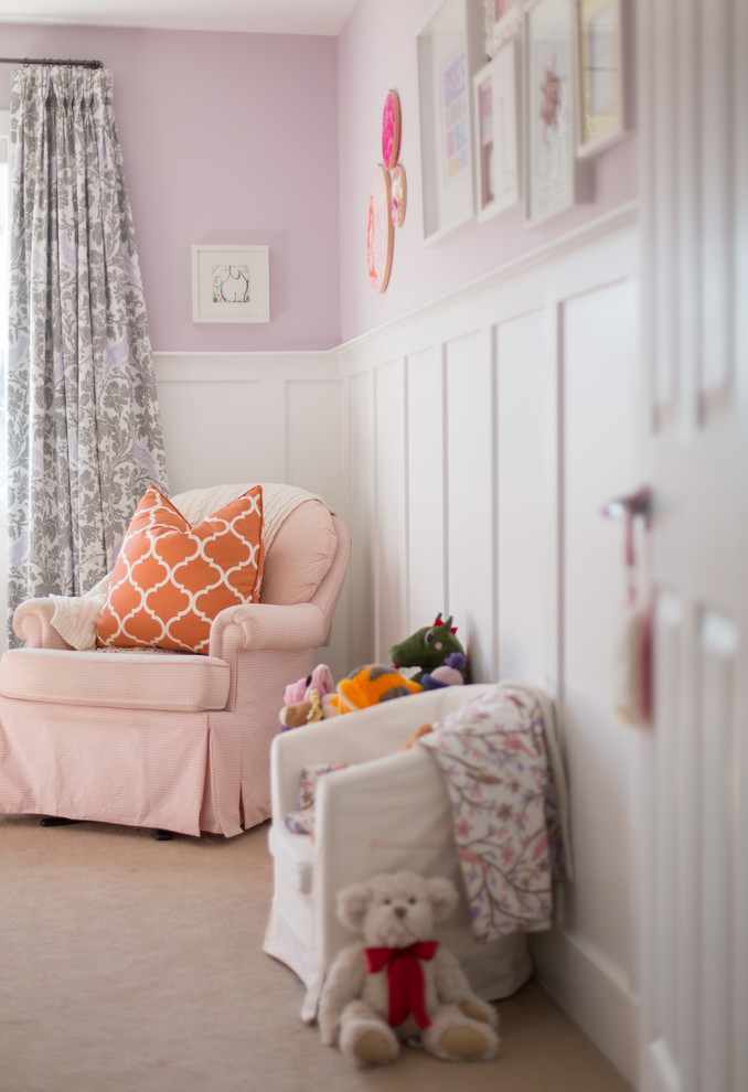 Esempio di una cameretta per neonata chic di medie dimensioni con pareti viola e moquette
