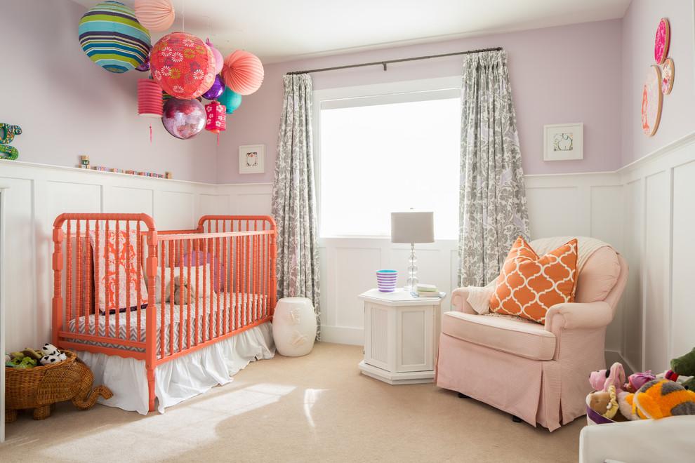 На фото: комната для малыша среднего размера в стиле неоклассика (современная классика) с фиолетовыми стенами и ковровым покрытием для девочки