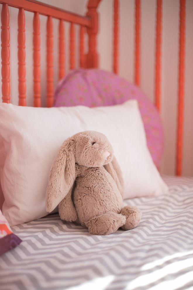 На фото: комната для малыша среднего размера в стиле неоклассика (современная классика) с фиолетовыми стенами и ковровым покрытием для девочки с