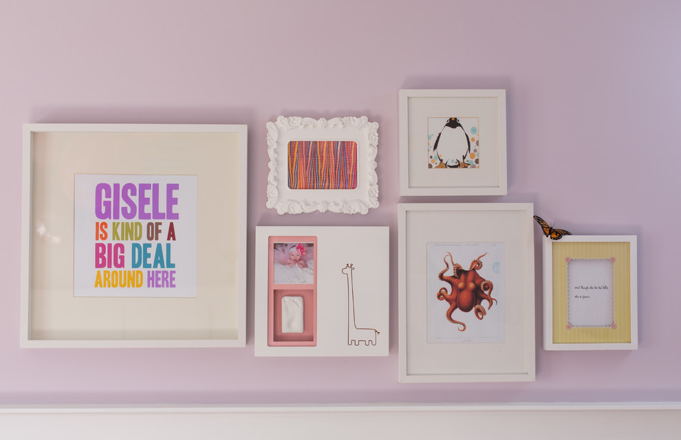 На фото: комната для малыша среднего размера в стиле неоклассика (современная классика) с фиолетовыми стенами и ковровым покрытием для девочки с