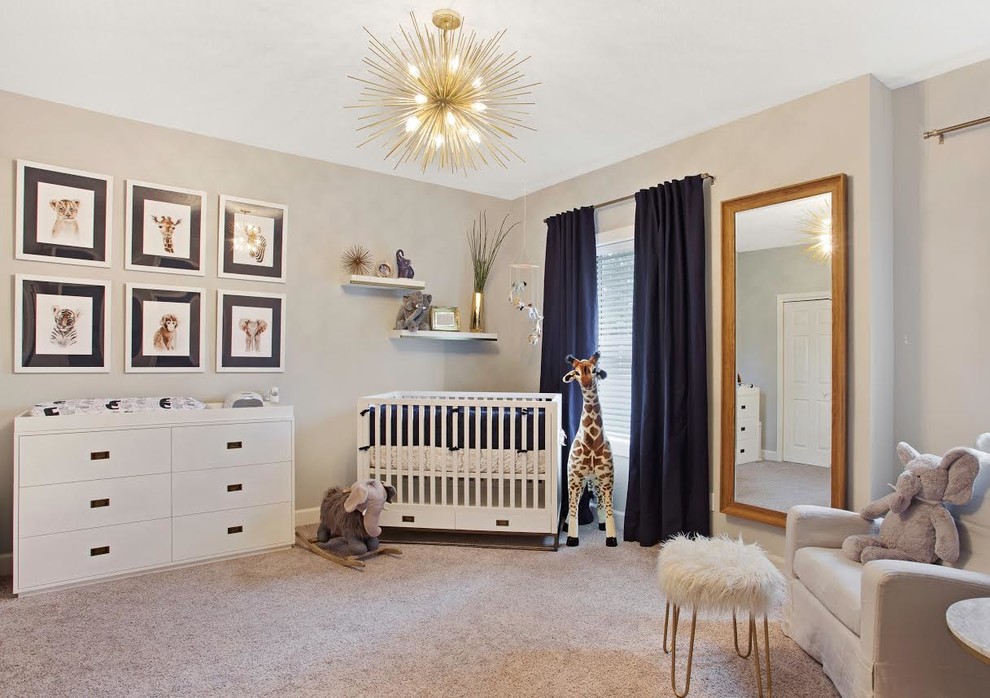 Inspiration pour une chambre de bébé garçon traditionnelle avec un mur beige, moquette et un sol beige.