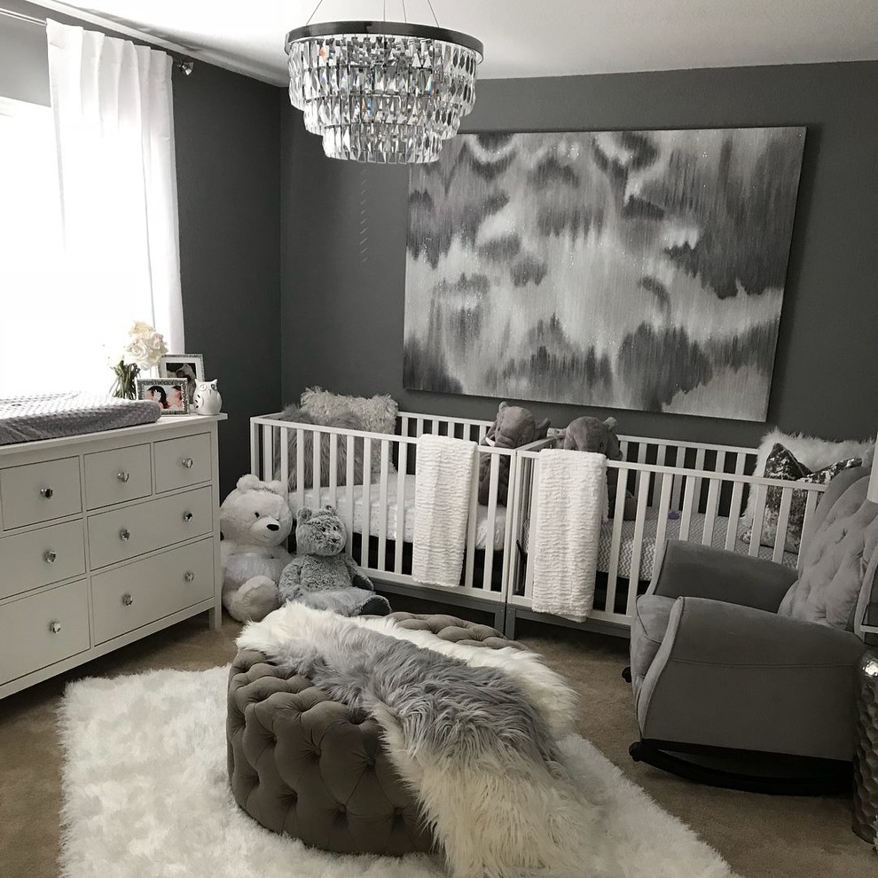 Cette image montre une chambre de bébé fille design avec un mur gris et moquette.