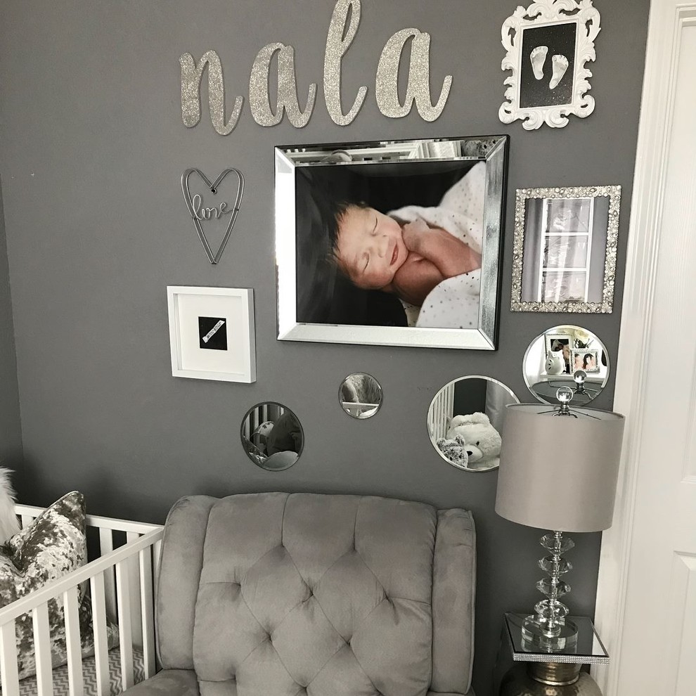 Modernes Babyzimmer mit grauer Wandfarbe und Teppichboden in Houston