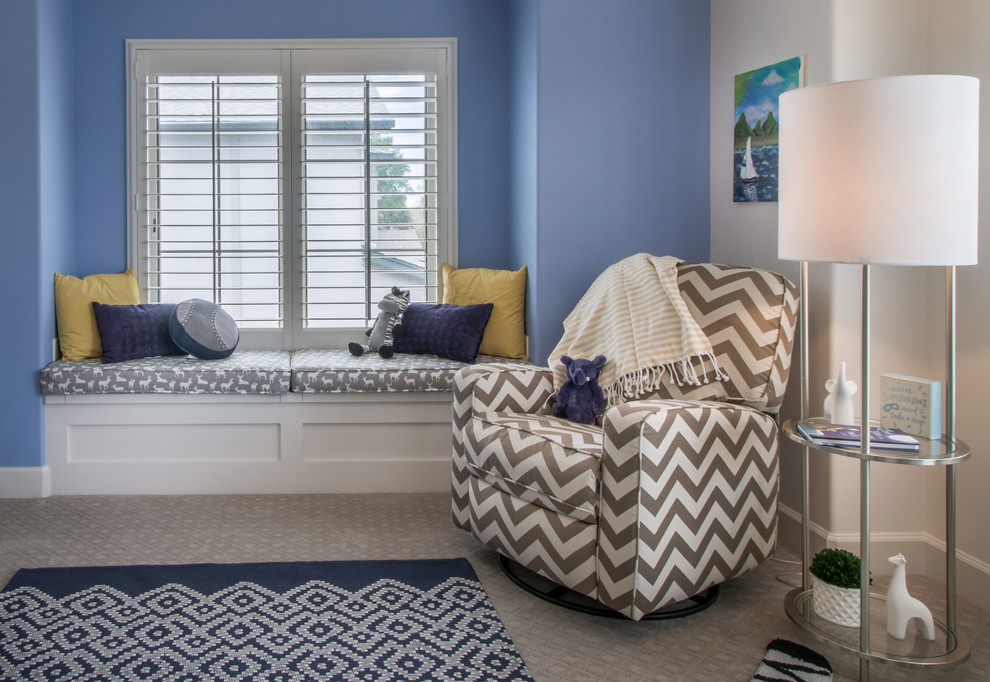 デンバーにあるお手頃価格の小さなトランジショナルスタイルのおしゃれな赤ちゃん部屋 (青い壁、カーペット敷き、男の子用、ベージュの床) の写真