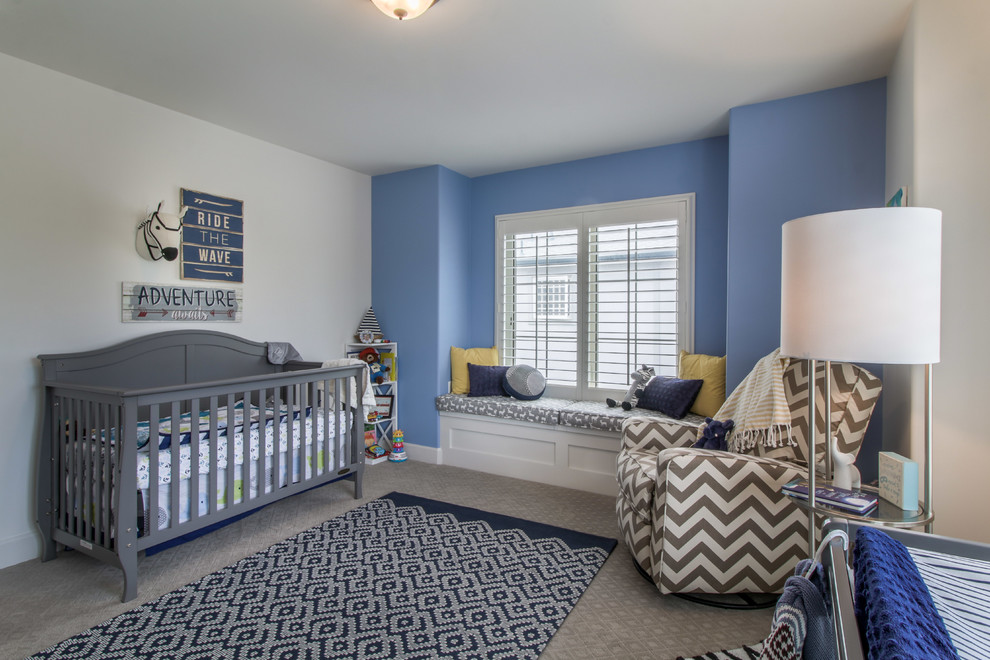 Imagen de habitación de bebé niño clásica renovada pequeña con paredes azules, moqueta y suelo beige