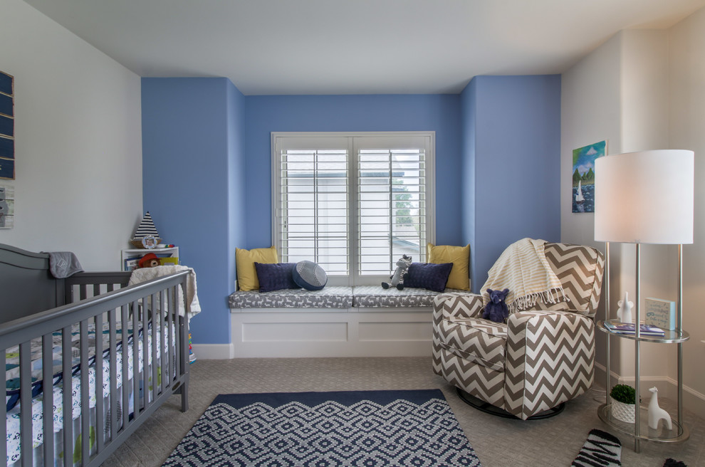 Inspiration för ett litet vintage babyrum, med blå väggar, heltäckningsmatta och beiget golv