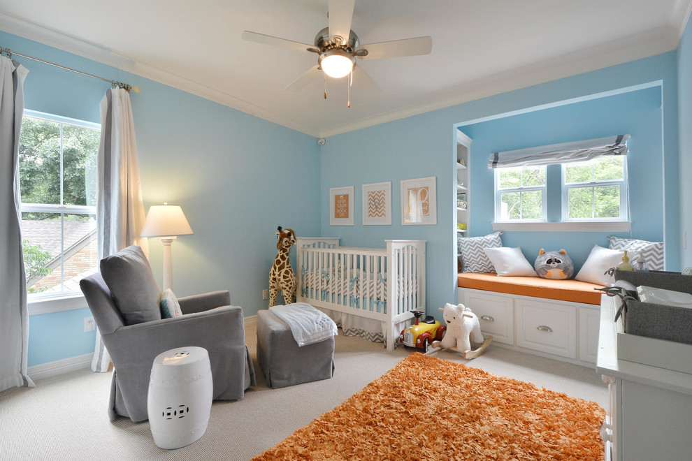 Idee per una cameretta per neonato chic con pareti blu e moquette