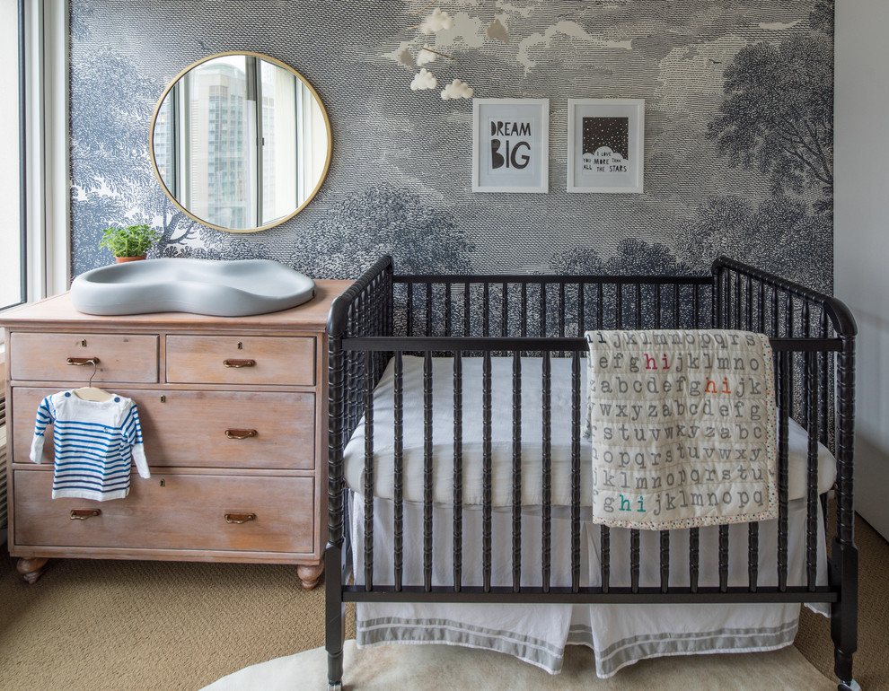 Foto de habitación de bebé neutra contemporánea grande con paredes multicolor, moqueta y suelo marrón